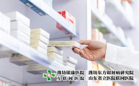 攝圖網(wǎng)_501652675_藥劑師手拿藥（企業(yè)商用）