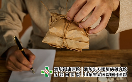 攝圖網_501674736_中醫醫師調配中藥（企業商用）